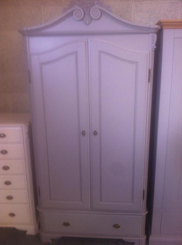DiscountFurnoUK's tweet image. Lovely Amore double wardrobe with drawers. Was £899, Now £449!!