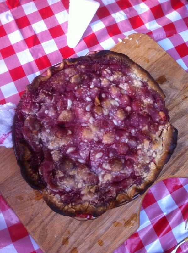 FloralRoots's tweet photo. Ooo love summer! #cherry pie #summer http://t.co/l9CsxAb8S7