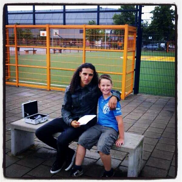 SimonaSmink's tweet photo. M'n kleine kanjer met Ali B !!! Wat is hij blij en trots http://t.co/7xSsJxbcYD