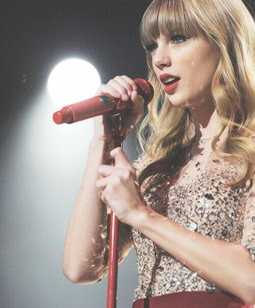 WeAreSwiftieID's tweet image. Ternyata taylor swift pas lagi nyanyi lebih keliatan keren loh guys yang setuju RT ^o^