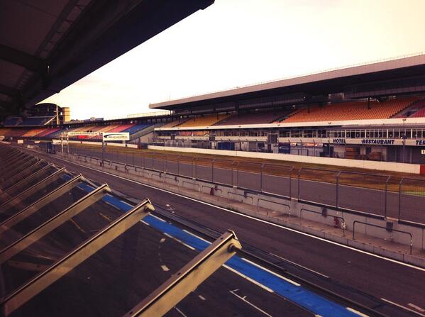 Hallo aus Hockenheim! Marquee above pits macht schonmal was her...! #FSG @FormulaStudentG #SRG