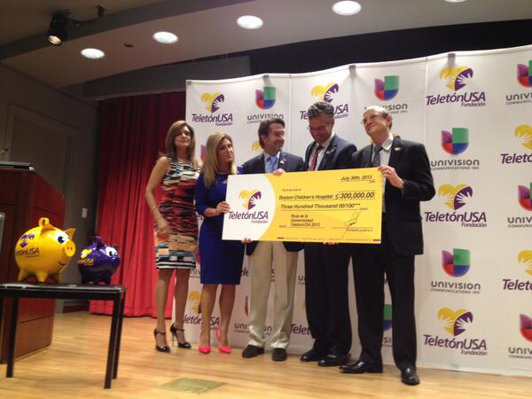 TeletonUSA's tweet photo. La emocionante entrega del donativo para los niños del @BostonChildrens @chmilagros @TereRodriguezTV @ChobiLanderos http://t.co/rWFBC8DUCn
