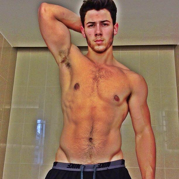 NICK JONAS ROMPE OVARIOS  BQcm9XlCEAE-w92