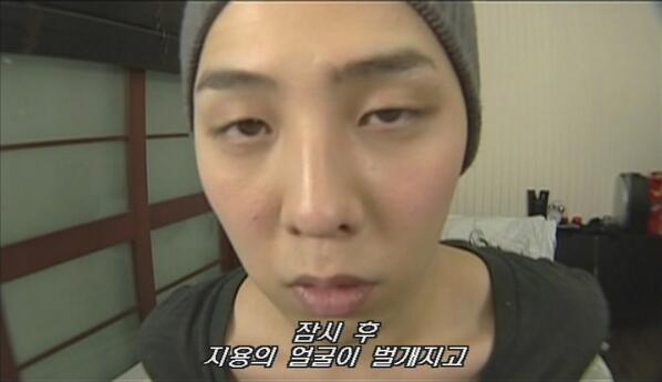 RealChoiSeung's tweet photo. GDragon despues de fumarse toda su hectarea de marihuana http://t.co/KEFVmLrrts