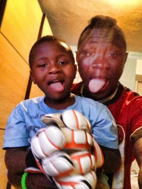 gomislys23's tweet photo. Nuovi portieri crescono in casa Gomis ahahahahhah http://t.co/Iv0smnOPLR