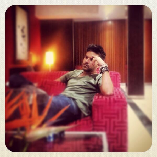 armandixmartin's tweet photo. Hace un año... Esperando la ansiada firma... #nervios #tension #contrato #universalmusic @PabloLopezMusic http://t.co/sHkmg11UEw