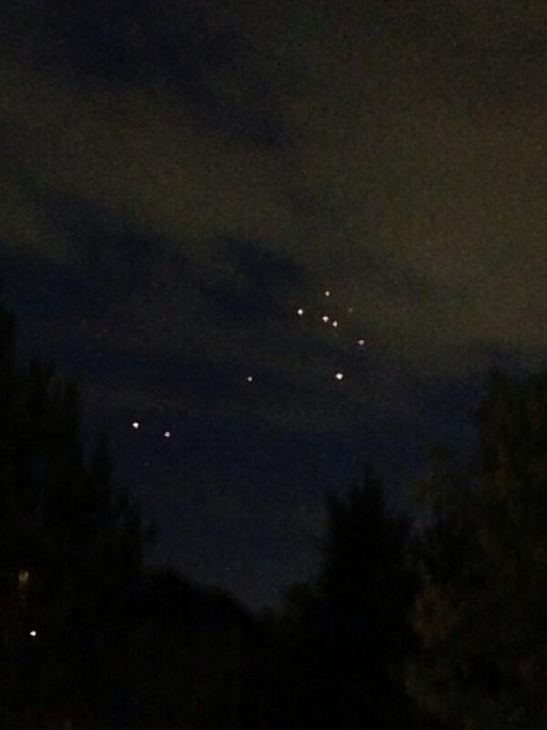 AngiolaMatt's tweet photo. Some crazy lights floatin around in oakvilles sky http://t.co/GMf3gq0BJp