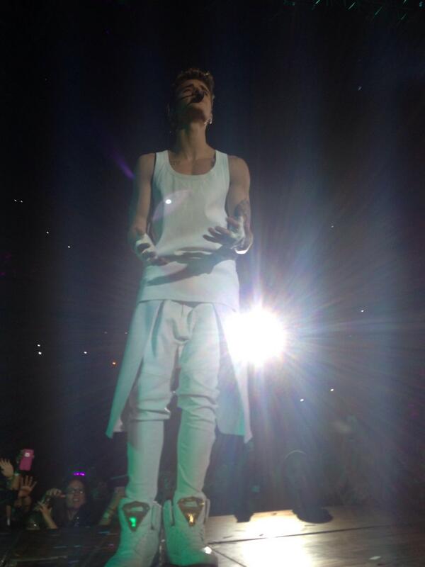 _BelieberProbs's tweet photo. ASKEJKWSHASK JUSTIN http://t.co/D6cK0yFupA