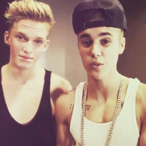 addictioncodys's tweet image. two idols♡