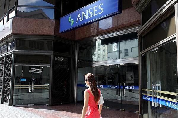 aguzrisso's tweet photo. Imputan a Diego Bossio por supuesto desvío de dinero en la Anses http://t.co/O46bWL0ZIQ http://t.co/TIWjEHYzx6
