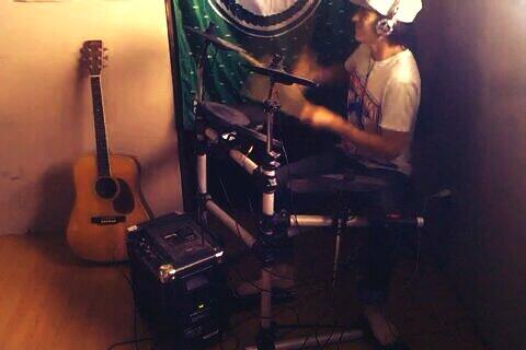 Richard_AhennaQ's tweet image. Me practicing rolls, My 83' Sigma guitar and my Digi-drums hooked to my amp. #YeahImmaBadass #sigmaguitars #motionpic