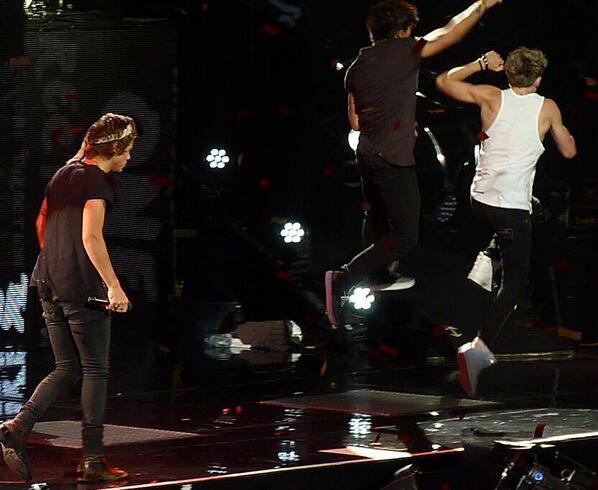 feelszarry's tweet photo. louis conseguiu pular mais alto que o niall http://t.co/eUpstda9q5