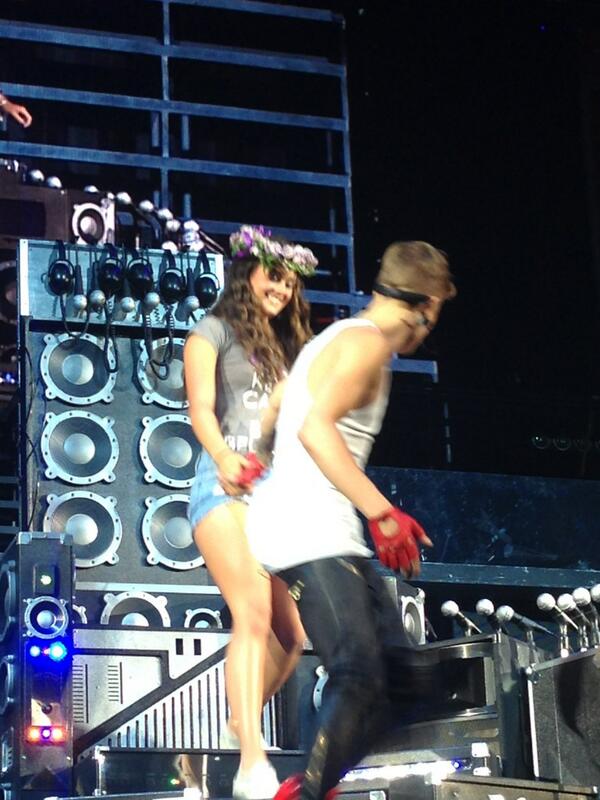 _BelieberProbs's tweet photo. Shes so pretty fml #ollg http://t.co/MtFKYKAkho