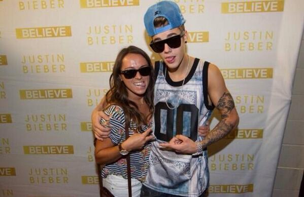 DaBiebsFantasy's tweet photo. JUSTIN LOOKED PERFECT AT TONIGHT'S M&amp;G!!! I love how he's starting to dress like a white boy again! http://t.co/SsLa9k4qBG