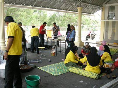 fatin4886's tweet photo. #GlombngKsukarelawn: RELA bkrjasma dgn pndudk setmpt bg mnyiapkn bubur lambuk utk diagihkn kpd pndudk&amp;jga surau.sybas http://t.co/t4foazVp4D