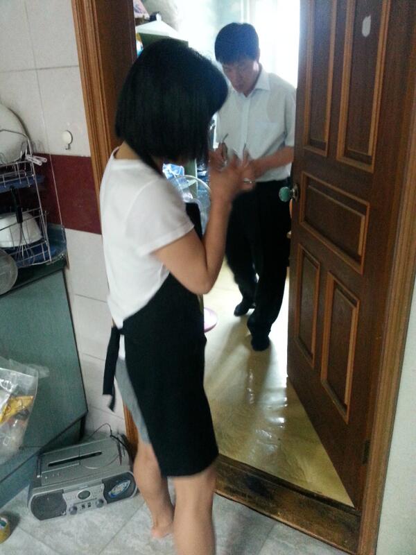 2011110718's tweet photo. 장판 살펴 보고 계시는 분은!  
청운효자동장님이십니다~^^ 
물이 새고, 집에 습기가 많아 장판 교체만으로는 부족할 것 같네요.. 장판 교체와 방수공사 해주실분 손ㄴ!!! http://t.co/xqlFKQNB42