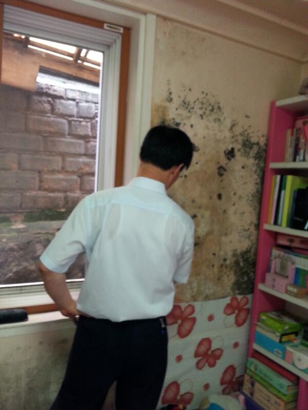 2011110718's tweet photo. 도배 교체가 필요한 가구입니다.!!
도해 해주실 재능기부자 있으시면 언제든 연락주세요.
사회복지 담당 2148-5024 http://t.co/yxcrJK0wLg