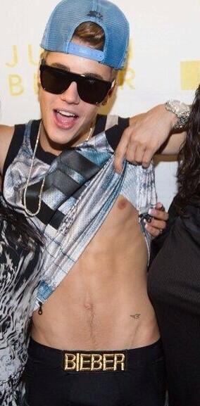 avonspraised's tweet photo. LMFAOOOOO HIS BOXERS http://t.co/XLzuKFrp21