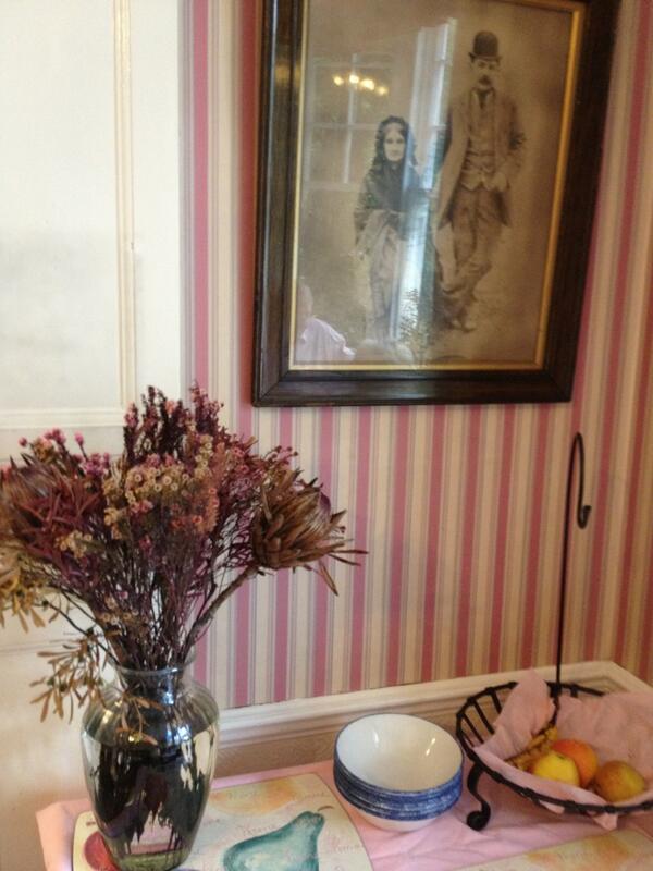 kaempen's tweet image. Blumenschmuck und Bild sind bestimmt gleicher Jahrgang.
#uk2013