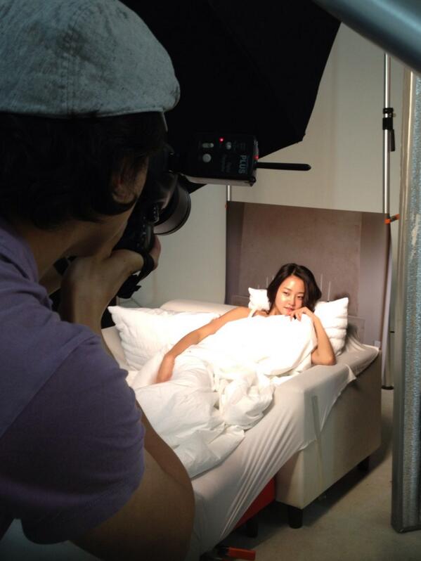 HYONITV's tweet photo. 효니는 베드씬 촬영중~~~~                         피지오겔 지면 광고 촬영장에서~~~ http://t.co/v63XtWLGt3