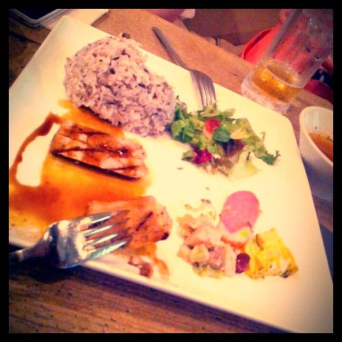 ジムの後は、12年来の友達の愛美とお茶꒰ू&bull;௰ू&bull;๑꒱ダイエット中だから2人でランチプレート半分こしたよん♡ http://t.co/W94pI2vaSl