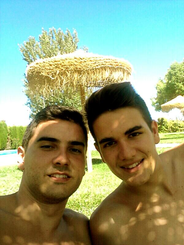 juannee's tweet photo. De postureos en la piscina con el potorro!!! @juan_molina_4 http://t.co/nUD1biwuqU