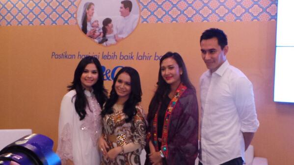 Empat brand ambassador P&amp;G  tampak segar memesona @itsmerossa <a href="/artikasaridevi/">artika sari devi</a> <a href="/dariussinatrya/">darius sinatrya</a> <a href="/AnissaPohan/">Annisa Pohan</a>