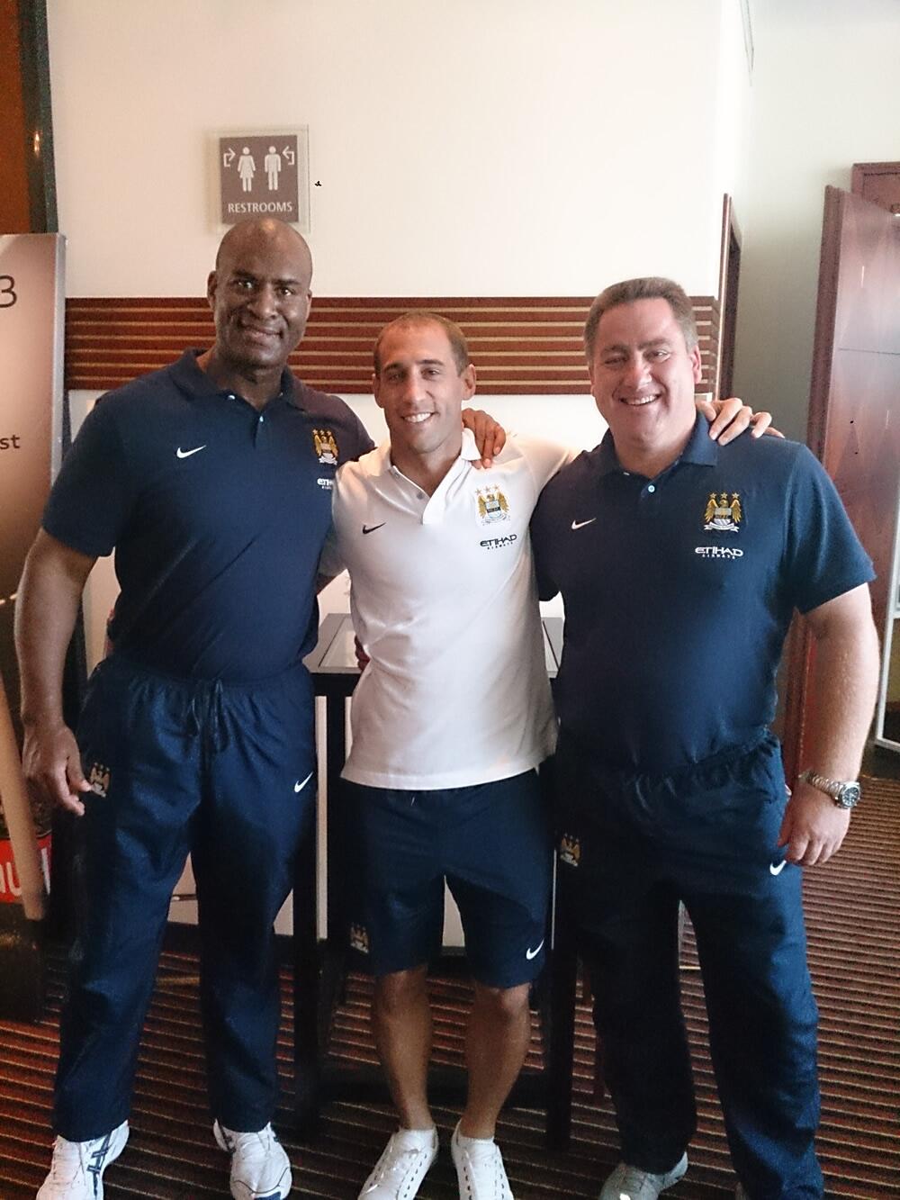 Zuigeling glans commentator Manchester City on Twitter: "BODYGUARDS: @Pablo_Zabaleta with the #MCFC  team's security Junior and Simon. Top blokes! #cityontour  http://t.co/YQI9Q8wjlZ" / Twitter