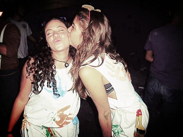_celiafabia's tweet photo. Moltes felicitats per a la senyoreta @miriamcones , Confia en nosaltres que anem a pasarseu molt be, un bes enooorme! http://t.co/IsJPmJlMDb