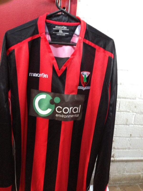 Grove_United_fc's tweet photo. New kit in XL thanks to sponsors and #macron http://t.co/jrbRC7t3XR