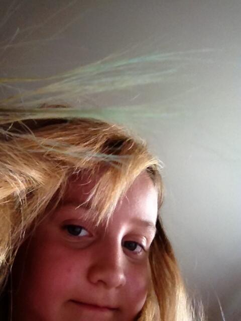 EllakalexXx's tweet photo. Who likes my green stripe in my hair xx http://t.co/FfUzhQ8HYp