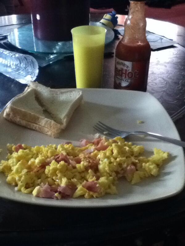 pariisbbyxo's tweet image. Eggs with ham, cheese, &amp;amp; franks hot sauce with toast &amp;amp; a yummy cup of milk.. #hungersolution &amp;lt;3