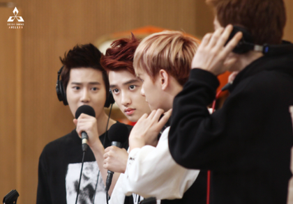 exo_sangx2's tweet photo. ☆★)경수퇴근전,깜짝놀래켜줄려고 코에생크림묻히고 속옷만입은상태에서 경수와이셔츠입고 경수를기달리는데 집에오자마자 저런표정지으면서 ' 어..자기지금되게위험해..그러면안돼는데..자기내일허리아플텐데.. ' 라는거잇지 http://t.co/iijTaGxhnX