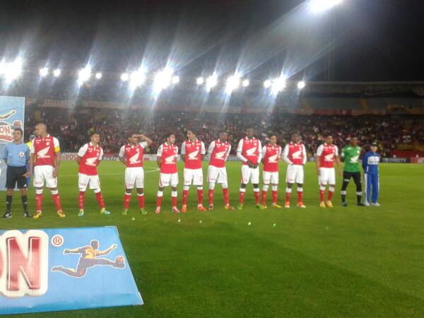 Santafe7G's tweet photo. Como todo un GENERAL @GerardoBedoyaM en el Campin. @IndSantaFeCO @7GRadioFM @Nicolas9608 @SangreCardenal @HSBDeportes http://t.co/QECvZeUYqW