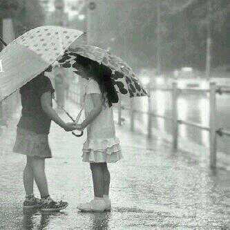 aamooor44's tweet image. : :  ثمّہ صَديقة لي تُعِيد جَمال الحَياةِ بِدقَائق ~""