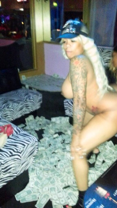 Me last nite getting in!! Damn I got a nipple out lol!! http://t.co/knfEvFTB1g