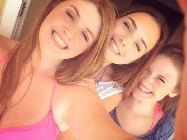 caoimhedoyle97's tweet photo. @alinaakennedyyy @michaelakennxo we all look chinese #Turkey http://t.co/5JnGY7ZUbI