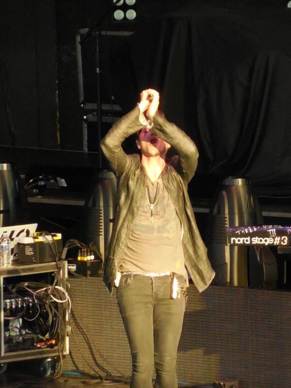 ArielleTubbs's tweet image. Singing his heart out! Such an incredible performance @thescript @TheScript_Danny #mtvhottestthescript