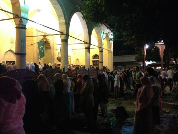 Saraybosna'da Gazihusrevbey Camii'nde teravih. Ramazan'ın son gunleri olmasna rağmn cemaatte hiç eksilme yok