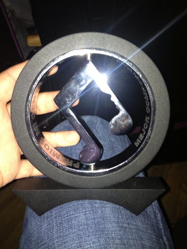 andyriveramng's tweet photo. @AndyRivera_  recibí el premio MEJOR COMPOSITOR por TE PINTARON PAJARITOS #premiosmigenteporandyrivera http://t.co/ZzirJX851q