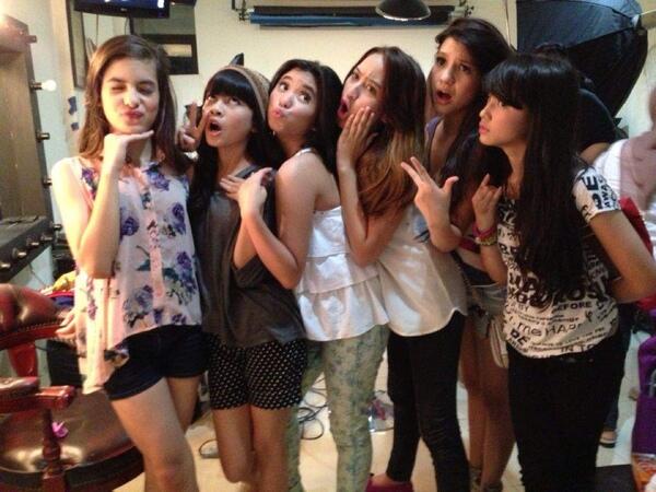 DamnItsShanin's tweet photo. #photo with winxs! @salshaabilaa @steffizmr15 @bellagraceva_ap @cassandrasleee http://t.co/YwTlNxs1YT