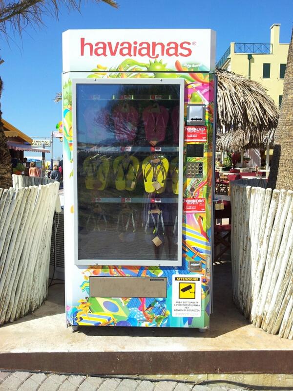 ladyessebi's tweet photo. Distributore automatico di Havaianas:-) http://t.co/g4KBN3E4fm