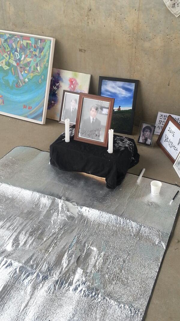 pyein2's tweet photo. 마포대교 분향소 꽃, 술 등은 안되고 이 상태로 자정까지는 유지된답니다. http://t.co/ty6SsUVMro