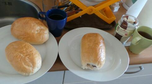lizajanson's tweet photo. Gratis Poolse broodjes uit 'San's Sklep' (supermarkt) voor het ontbijt #zondergeld #Zomersafari http://t.co/TgJc7BMODg