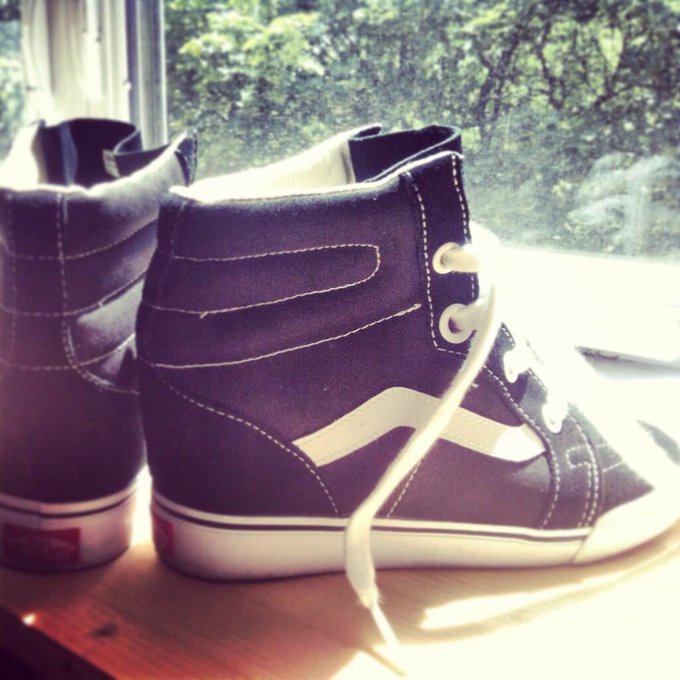 I love my new shoes !! #vans #sneakers http://t.co/WMRF8fY8oI<a href="/tag/vans"class="tags">#vans</a><a href="/tag/sneakers"class="tags">#sneakers</a>