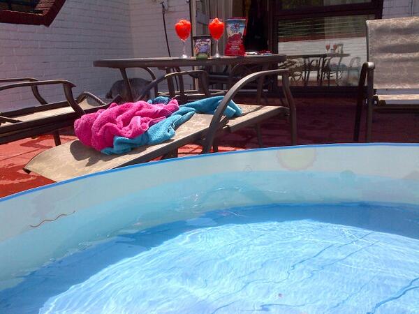 ChloeBlyth69's tweet photo. Tan me. #pool #cocktails #icecream http://t.co/a4yqdHnOi8