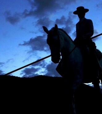 De lejos se ven venir los caballistas camperos, que duende tiene el perfil caballo, palo y sombrero.