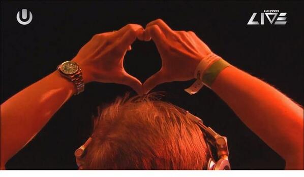 AVBFrance's tweet photo. Merci @arminvanbuuren pour cet #ASOT624 MASSIVE! Superbe! #TranceFamily http://t.co/X4IxqJUEkE