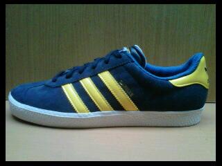 42 ada mang ? "@kiosmirah: Gazelle navy yellow stripe sz 40 :D "