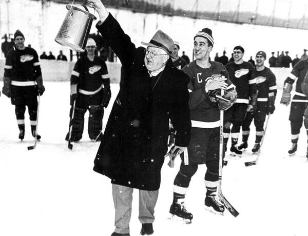 DetroitRedWings's tweet photo. #ThrowbackThursday: On Feb. 2, 1954 the #RedWings played an exhibition game against Marquette Branch Prison convicts. http://t.co/O89HEdFvag